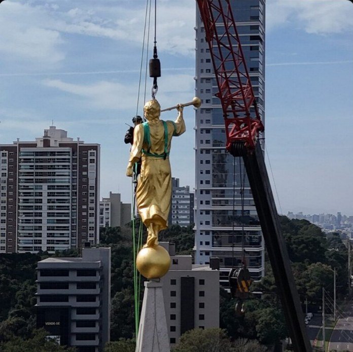 Lifting the angel Moroni at the Curitiba temple