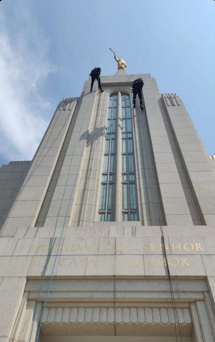 Façade cleaning, from the spire down to the entrance
