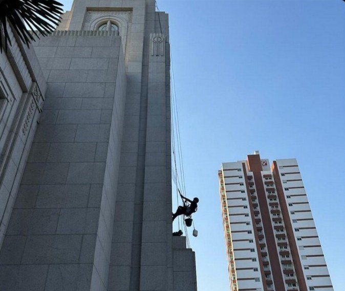 Work at height on the side of the spire