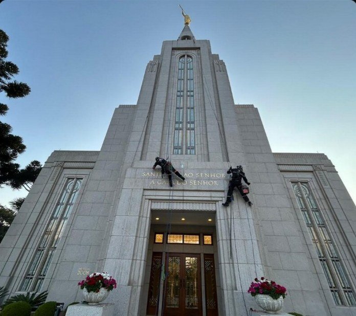 Cleaning the main façade, without scaffolding